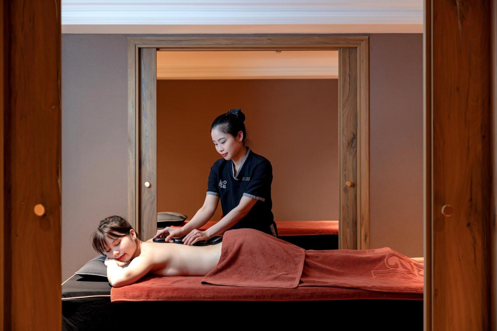 La Siesta Classic Hang Thung Hanoj Exteriér fotografie A woman receiving a massage