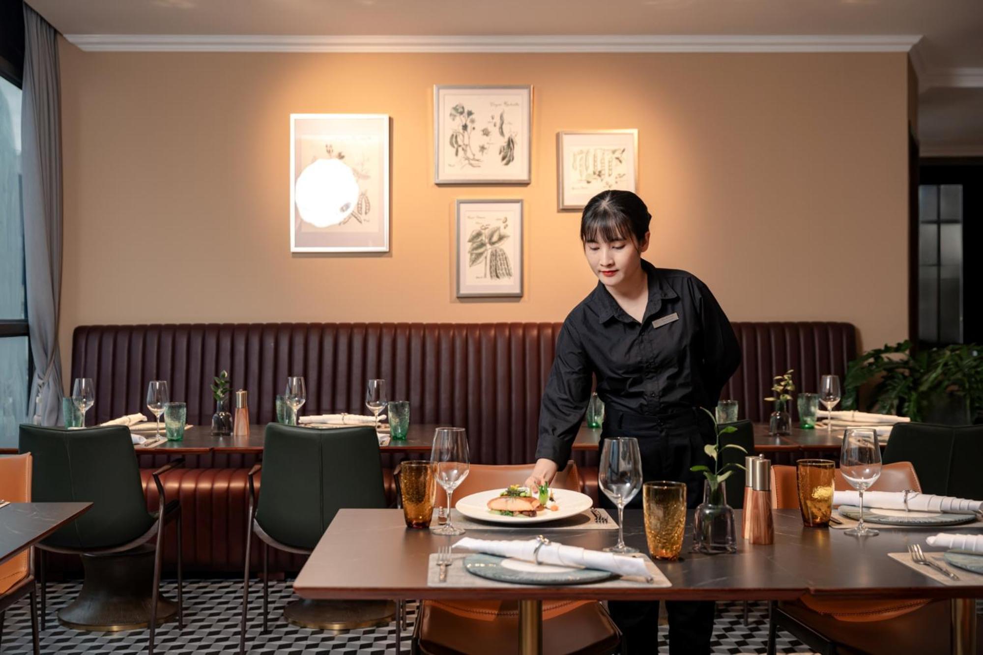 La Siesta Classic Hang Thung Hanoj Exteriér fotografie A server at work