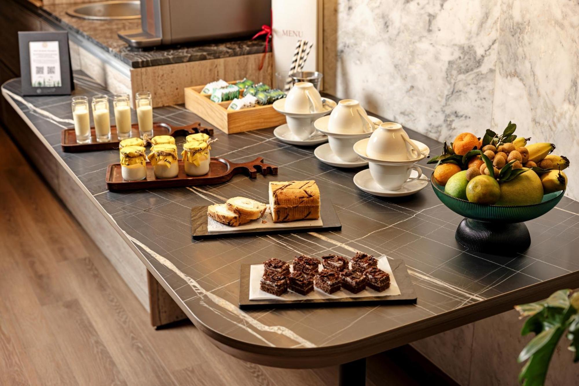 La Siesta Classic Hang Thung Hanoj Exteriér fotografie A buffet with a selection of desserts